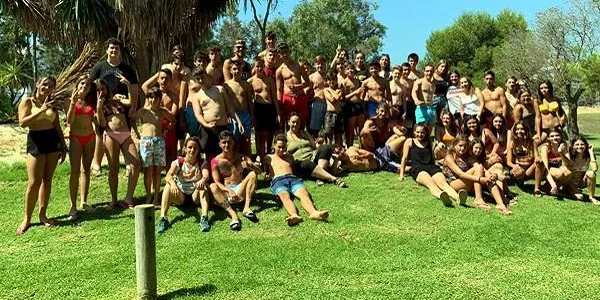 Més d’una quarantena de joves de la Zona TRAC gaudeixen de la sortida a l’Aquopolis