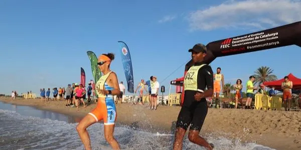 La platja de Roda de Berà acull aquest diumenge el 4t Campionat de Catalunya d’aqua beach trail