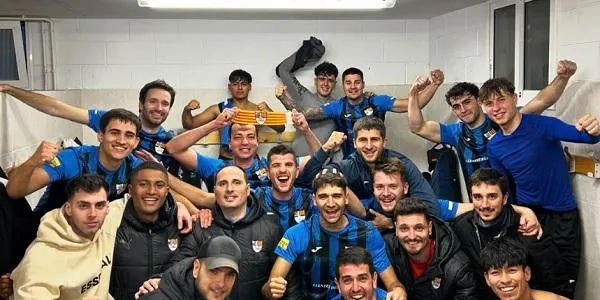 El CF La Riera supera el Valls ‘B’ i fa un pas endavant cap a la permanència (2-0)