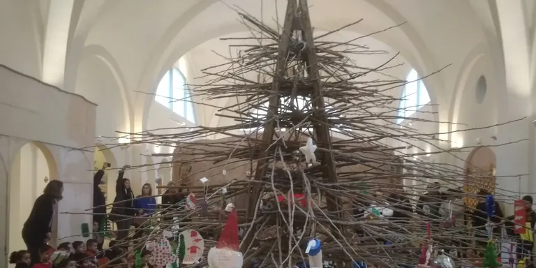 L'Espai Guinovart dona la benvinguda al Nadal amb l'ornamentació de l'Arbre d'en Guino