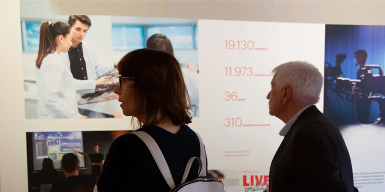 Una exposició al Palau Robert de Barcelona mostra els 25 anys de trajectòria de la UVic-UCC