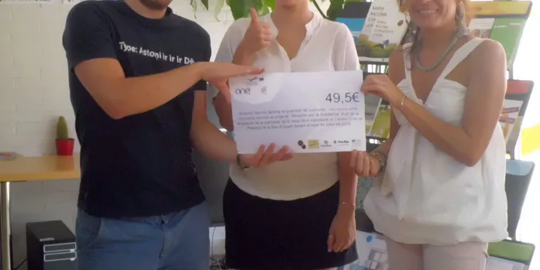 Dos joves de Letònia completen la seva estada a la Seu amb una donació al Banc dels Aliments