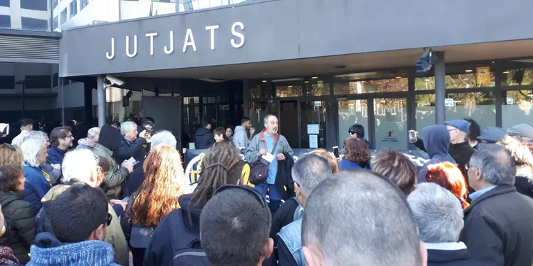 Norbert Froufe ja és fora de comissaria. El palauenc, coordinador de la Universitat Popular de Caldes va ser detingut ahir a la tarda perquè estava citat a declarar el passat 11 de febrer per una mobilització al setembre