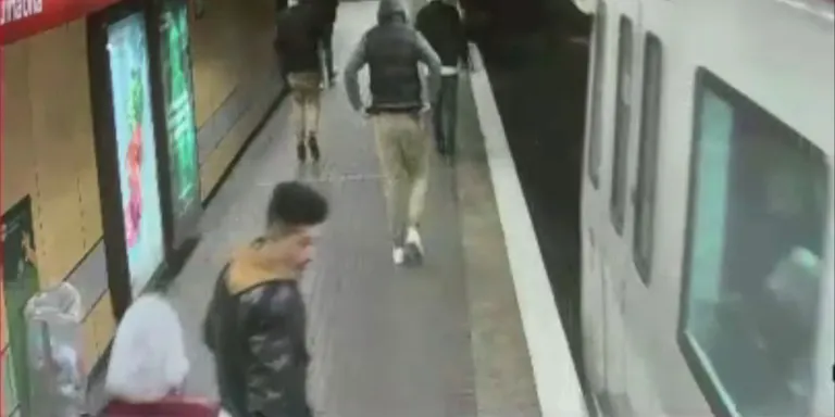 Tres anys i mig de presó per un jove per agredir un gai al Metro de Barcelona