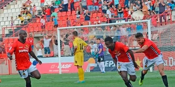 El Nàstic s’endú el derbi català contra el Girona i iguala la seva millor arrencada de la història a Segona A