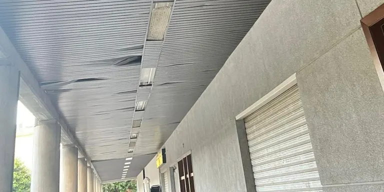 Veïns de la plaça de Joan Sansa de la Seu d'Urgell demanen suprimir la pista poliesportiva