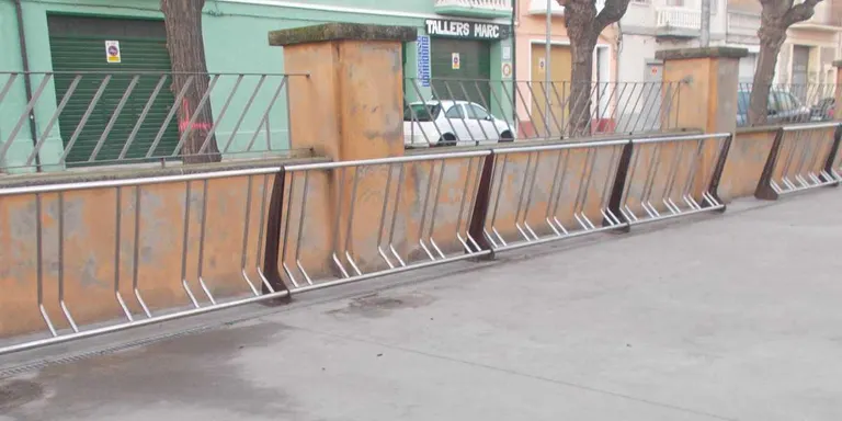 Instal·len nous aparcabicicletes a les escoles d'Agramunt