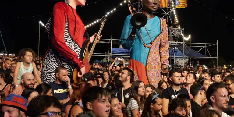 Les gegantes lesbianes del solsoní David Caelles fan la primera sortida fora del municipi