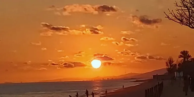 Sol amb núvols baixos a la costa