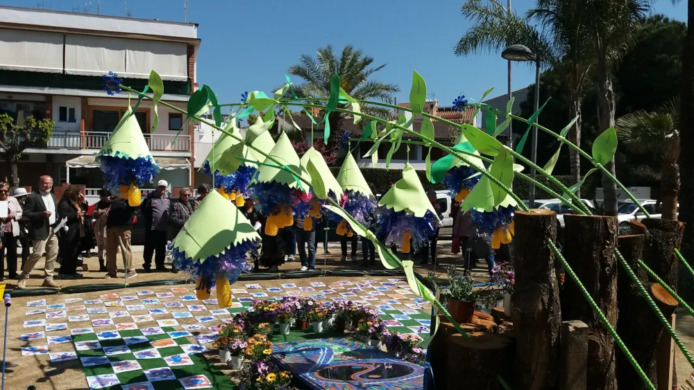 El 'Pineda Mar de Flors' ha omplert racons de la vila d'art floral i muntatges artístics