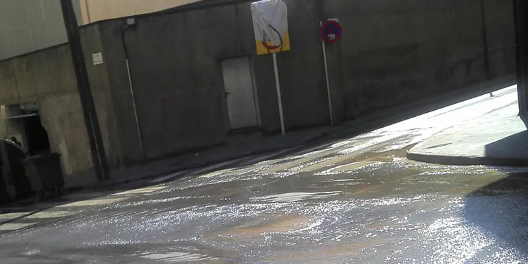 Una canonada rebentada inunda part del carrer General Castaños