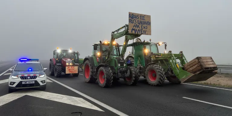 Els pagesos bloquegen les principals carreteres a Catalunya i es plantegen passar-hi la nit