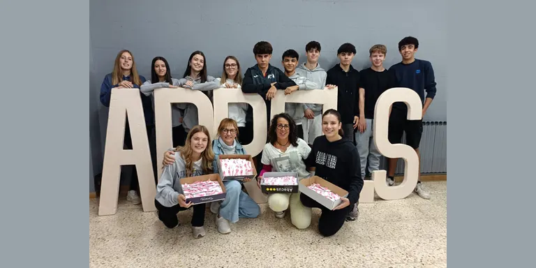 Fènix commemora divendres el Dia Mundial del Càncer de Mama repartint llaços de color rosa als equipaments públics de Solsona