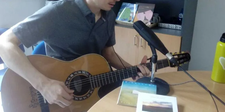 El cantautor de Castellserà, Oriol Ginestà, presenta el seu segon disc, 'L'hora més fosca'