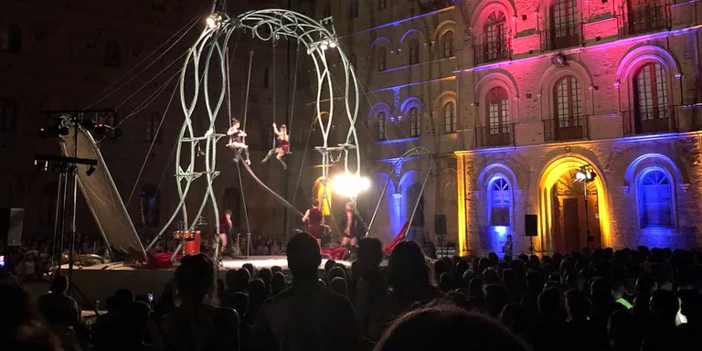 Èxit de l'espectacle de circ aeri de Les P'tits Bras amb Yldor Llach