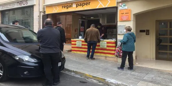 La llibreria ‘Regal i paper’ d’Altafulla celebra un Sant Jordi trist marcat per l’escassetat de llibres
