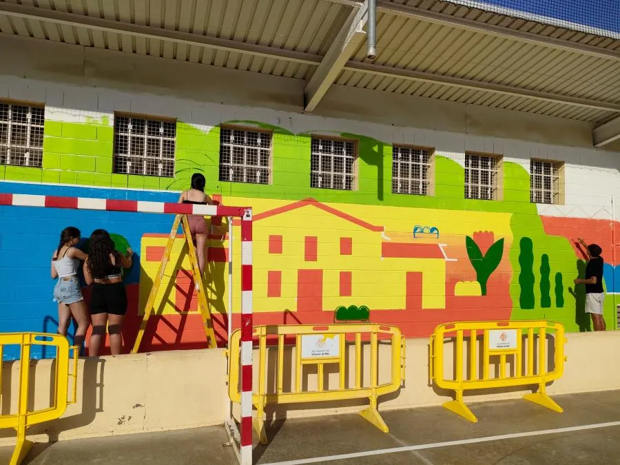 Alumnes dels dos instituts pinten murals a les escoles del poble