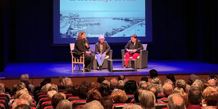 Un Teatre Principal ple d'espectadors ha rebut aquest vespre a Clara Ponsatí, en el primer acte de presentació del seu llibre "Molts i ningú"