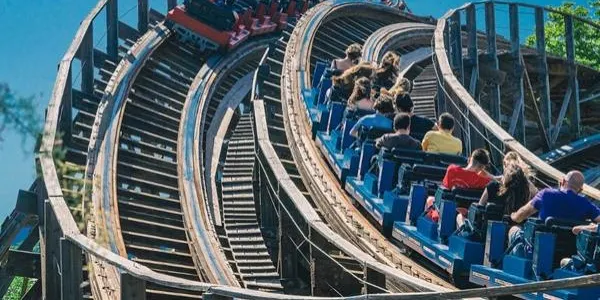PortAventura World s'obre a col·laborar amb Todos En Azul per millorar l'accés al parc i les atraccions als infants amb autisme