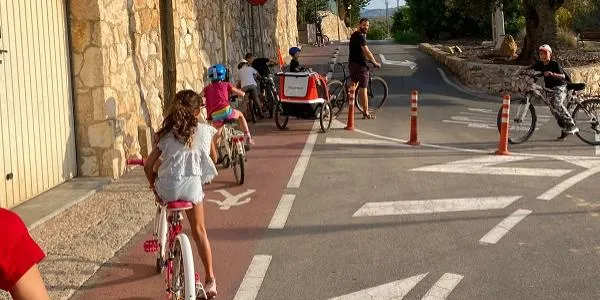Les famílies del Roquissar reprenen el bici-bus per anar a escola