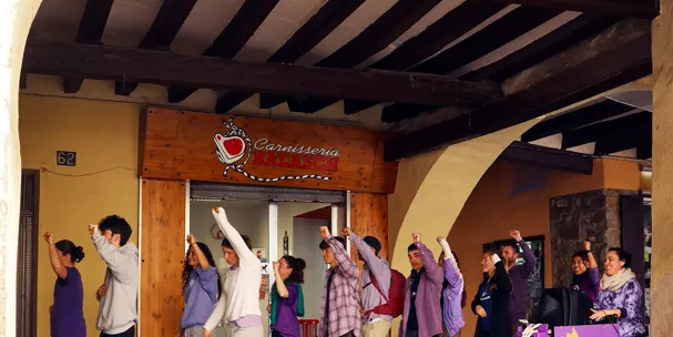 L'INEFC Pirineus fa una performance pels carrers de la Seu d'Urgell amb motiu del 8-M