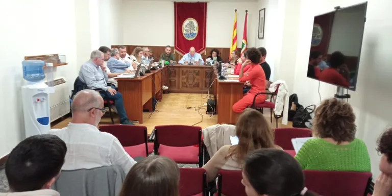 L'oposició en bloc s'interessa per la situació del govern amb el Cau Flos i Calcat
