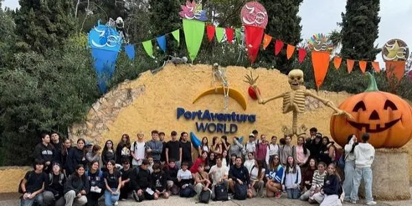 Una seixantena de joves de la Zona TRAC gaudeixen d’una sortida a PortAventura