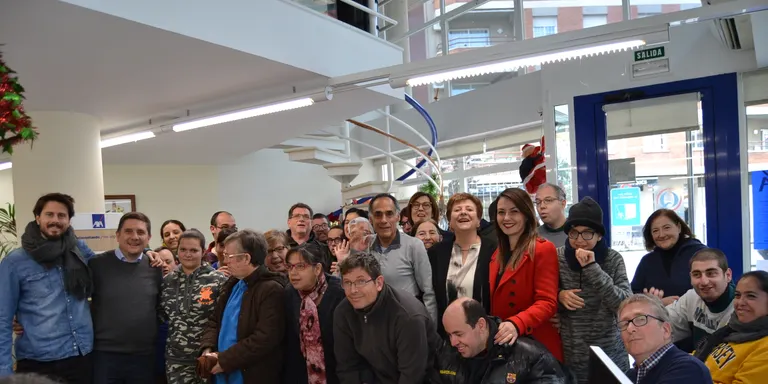 Entrega de premis del concurs de dibuix d'Axa Uniamar als usuaris de la Fundació Marpí