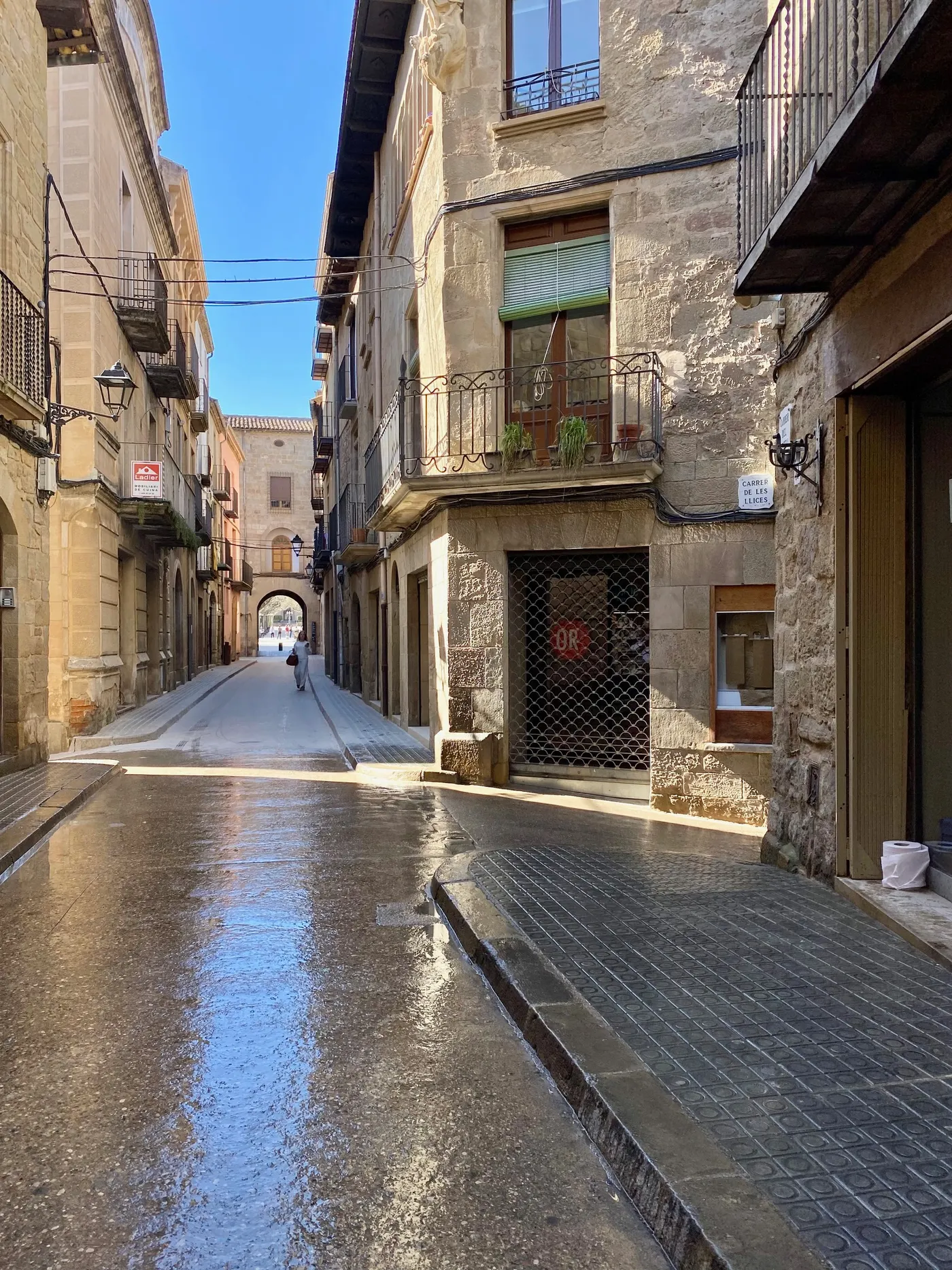 Tall al trànsit rodat a un tram del carrer del Castell per obres durant la setmana que ve