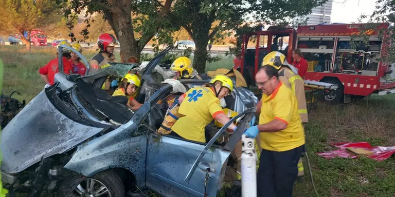 Un ferit crític després de xocar amb un arbre a la C-17 a les Masies de Voltregà