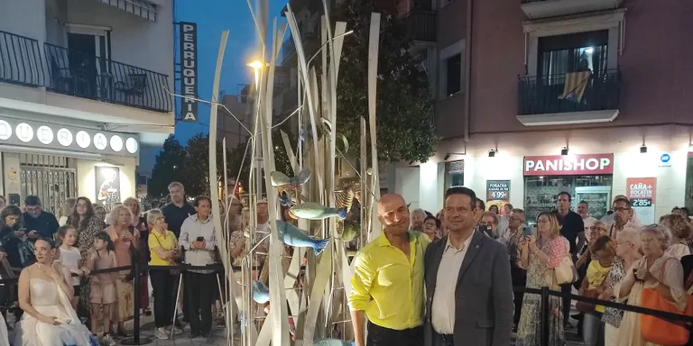 La Rambla Jaume I de Cambrils es vesteix de gala per inaugurar l’escultura de David Callau
