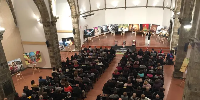 Ple a la Sala de Sant Domènec per a la xerrada de sor Lucía Caram
