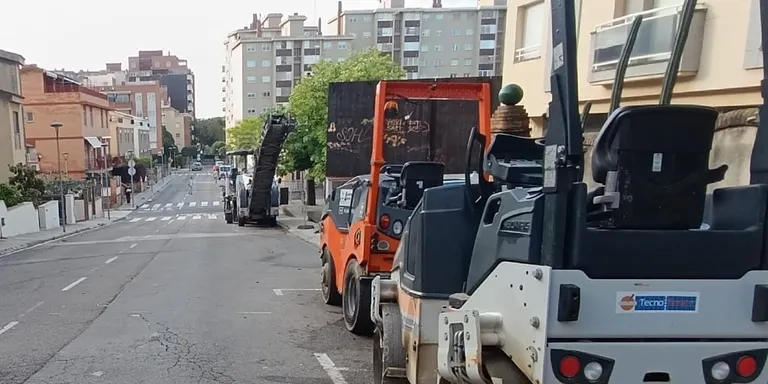 Millores en l'asfaltat del carrer Robert Gerhard