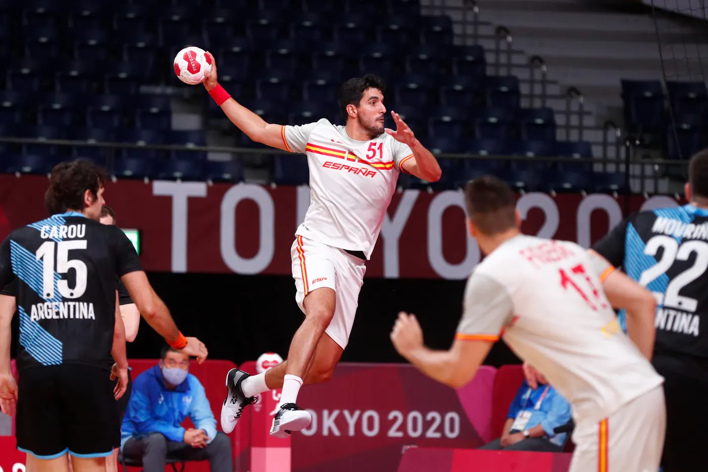 L'handbol masculí guanya Argentina (36-27) amb el cap en els quarts de final