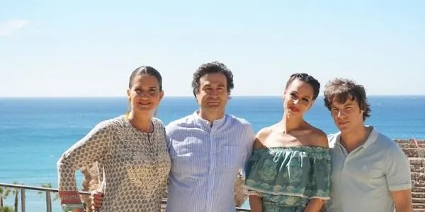 Els famosos del programa Masterchef Celebrity es passegen per la platja de Tamarit
