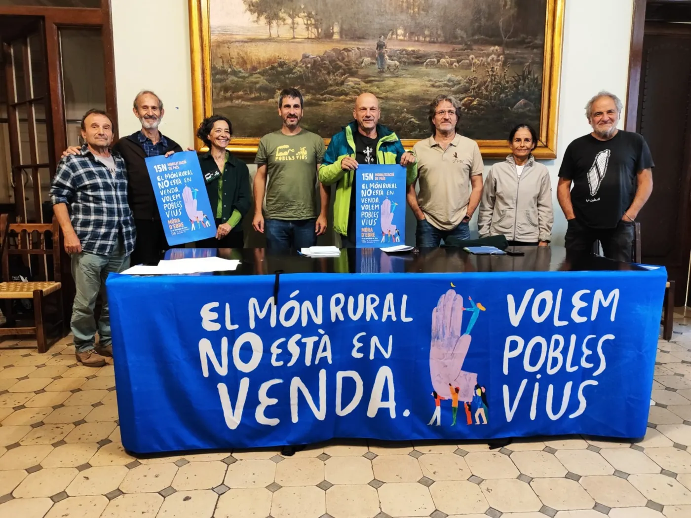 Representants de les entitats que organitzen una manifestació en defensa del món rural a Móra d'Ebre