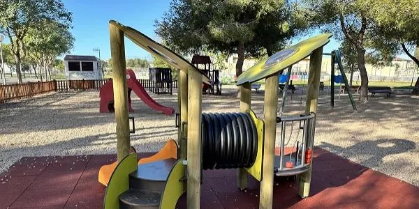 Instal·len cinc nous jocs infantils en diferents parcs de Torredembarra