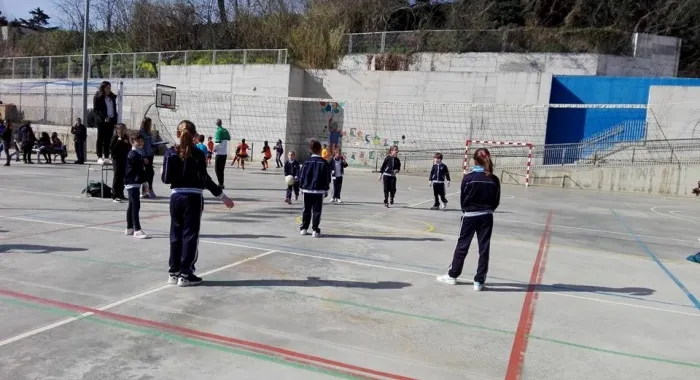 Durant la primera sessió es va fer vòlei al Sinera ( Foto: AMPA Escola Sinera )