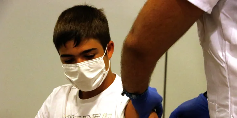 SATSE recorre la decisió de Salut d'obrir la porta als auxiliars d'infermeria perquè vacunin