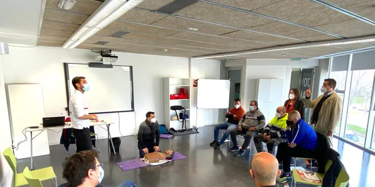 Un grup de treballadors de l’Ajuntament de Cambrils rep formació sobre l’ús de desfibril·ladors