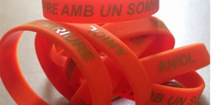 Les polseres dedicades a l’Aniol ja s’han posat a la venda en diferents comerços de la vila