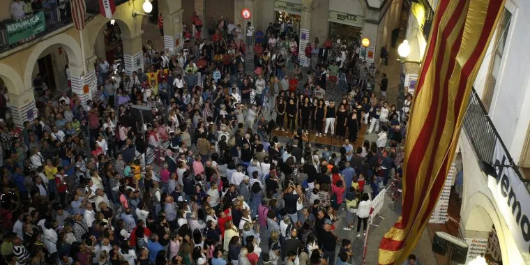 Valls celebra la Diada Nacional de Catalunya amb el cant dels Segadors i l’actuació castellera