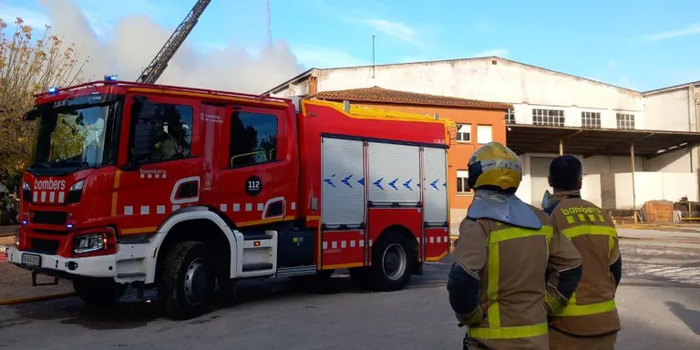 Els Bombers segueixen treballant en l’incendi d’una nau industrial que crema des de dilluns a Vilobí d’Onyar