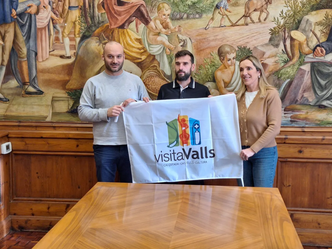 El pilot Albert Martín rep la bandera de Visita Valls abans de marxar cap al Dakar