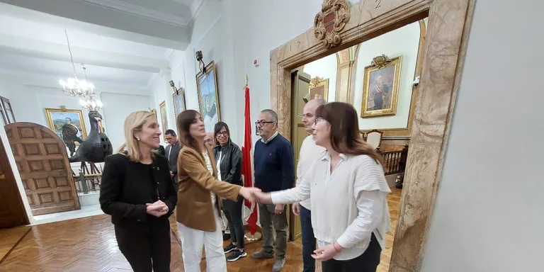 La consellera Recerca i Universitats visita Valls per abordar l'eclipsi del proper 12 d'agost