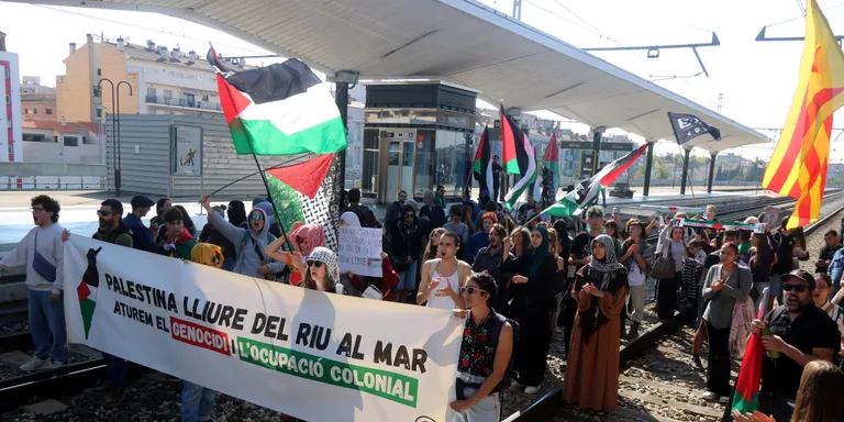 Més de 400 persones es manifesten a Girona i tallen la circulació de trens: "Per Palestina, tots a la via!"