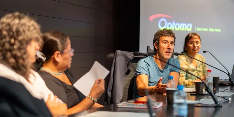 Una taula rodona aborda l’impacte de la migració i les condicions laborals en la salut mental