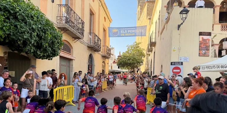 Prop de 1.500 persones omplen Begur en una Puja i Baixa amb els dorsals exhaurits