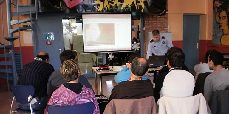 El Punt Òmnia ensenya seguretat a internet per a usuaris del Taller Claror