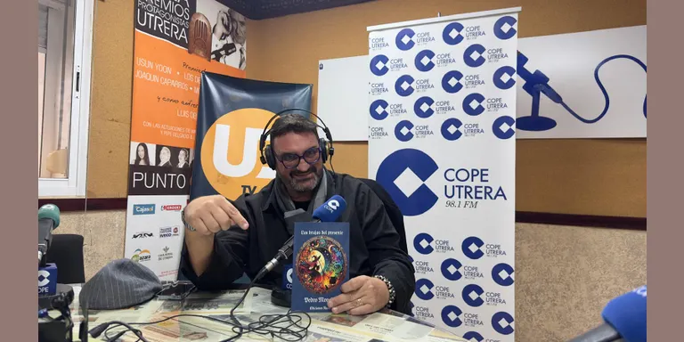 Pedro Monclús visita COPE Utrera para hablar de su libro 'Las brujas del presente'